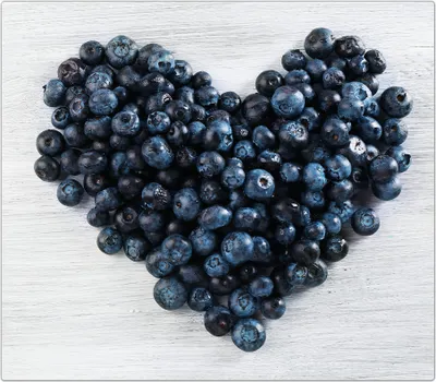 Produktbild von Spritzschutz Herdabdeckplatte Schneidebrett aus Glas Herz aus Heidelbeeren 1-Teilig (60x52cm)