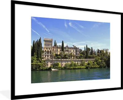 Produktbild von MuchoWow® Gerahmtes Poster Gardasee - Wasser - Haus 90x60 cm - Poster mit Schwarzem Bilderrahmen Wandposter Rahmen Foto Bilder - Wanddekoration - Fotos