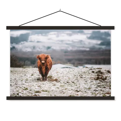 Produktbild von MuchoWow® Textilposter Schottischer Highlander - Schnee - Berg 90x60 cm mit schwarzem Rahmen - Aufhängungssatz
