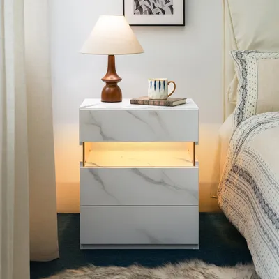 Immagine prodotto di Comodino LED con 3 cassetti, illuminazione RGB e frontale in acrilico, mobiletto e tavolino per camera da letto e soggiorno, bianco effetto pietra