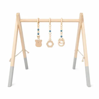 Produktbild von Holz-Spielbogen für Babys – 62 × 57 cm – mit 3 liebevoll gestalteten Anhängern, KI-generiertes Bild