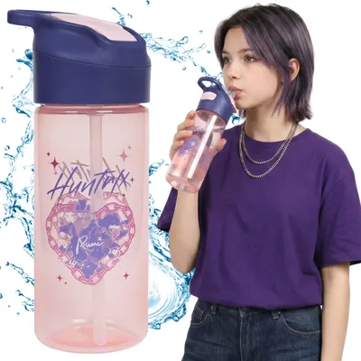 Produktbild von K-Pop Demon Hunters Huntrix Wasserflasche mit Trinkverschluss und Griff, transparente Flasche mit Trinkhalm, 450 ml