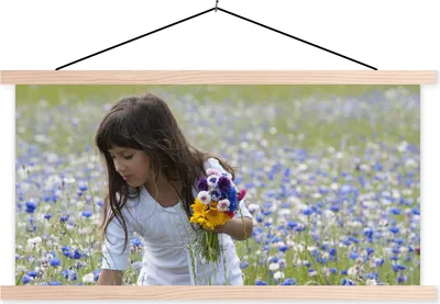 Produktbild von MuchoWow® Textilposter Mädchen - Blumen - Wiese 120x60 cm mit holzfarbenen Rahmen - Klemmleiste