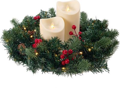 Künstlicher Adventskranz ca. Ø 35 cm mit 30er Lichterkette und 2 LED Kerzen | batteriebetrieben | Sicher in der Anwendung | Tannenkranz mit Zapfen und Beeren (2 Kerzen, creme)