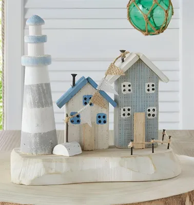 Produktbild von Dekoobjekt "Küstenpromenade" aus Holz, Häuser & Leuchtturm, maritime Deko, Sommerdeko, Holzdeko