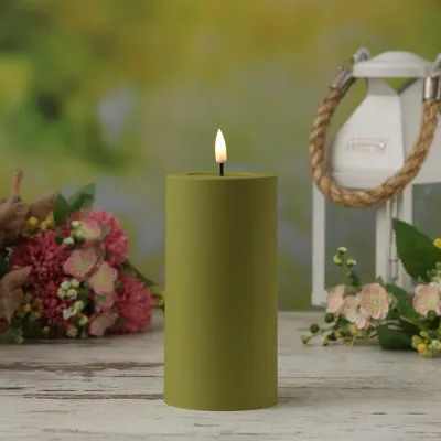 LED Stumpenkerze MIA - Kunststoff - 3D Flamme - H: 15cm - D: 7,5cm - für Außen - olivgrün