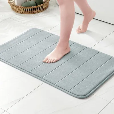 Zdjęcie produktu dla Ibenzoa® Mata antypoślizgowa do łazienki, 40 x 60 cm, jasnoszara – wykonana z chłonnej mikrofibry, z miękkim rdzeniem z pianki memory, możliwość prania, antypoślizgowa podstawa z PVC