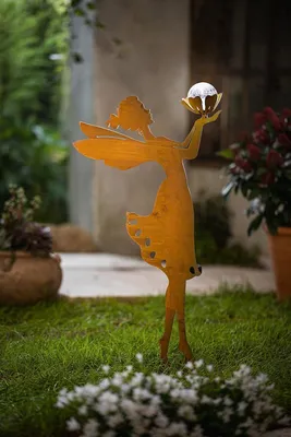 Produktbild von Solar LED Gartenstecker "Fee mit Glaskugel" aus Metall in Rost Optik, 66 cm hoch, Dekostecker, Gartendeko für Draußen