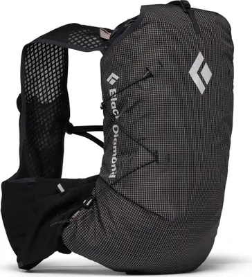 Schwarzer Rucksack mit grauem Karomuster; Modell "Distance 8 Backpack" von Black Diamond; geeignet für Running.