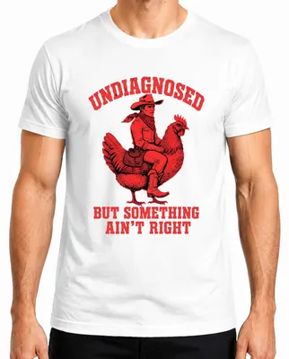 Immagine prodotto di T-shirt da uomo "Cowboy Huhn Western", colore bianco, taglia XL, con scritta "Undiagnosed But Something Ain't Right" (traduzione approssimativa: "Non diagnosticato, ma qualcosa non va")