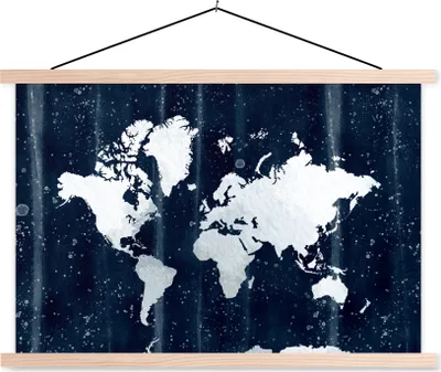 Produktbild von MuchoWow® Textilposter Weltkarte - Weiß - Blau 120x80 cm mit holzfarbenen Rahmen - Aufhängeset
