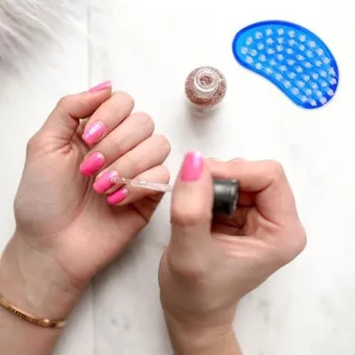 Productafbeelding van Nagelkunst gereedschapset met 4 plastic borsteltjes om stof te verwijderen, klein en lichtgewicht, geschikt voor thuis en professioneel gebruik, draagbaar ontwerp, willekeurige kleur