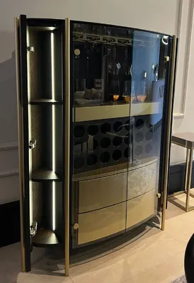 Produktbild von Casa Padrino Luxus Barschrank Dunkelbraun / Messing 128 x 47 x H. 150 cm - Beleuchteter Massivholz Weinschrank mit 4 Türen - Wohnzimmer Möbel - Bar Möbel - Hotel Möbel - Luxus Kollektion