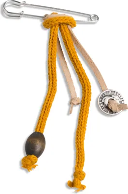 Produktbild von Knit Factory Brosche - Ocker