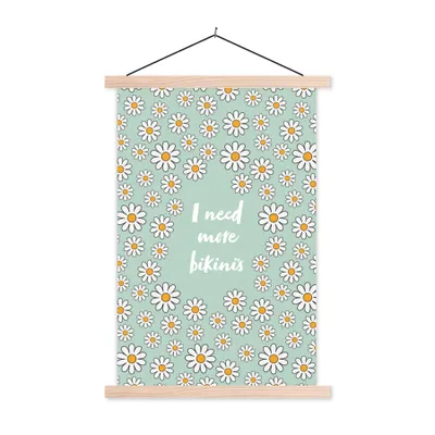 Produktbild von MuchoWow® Textilposter Zitate - Ich brauche mehr Bikinis - Blumen - Grün 120x180 cm mit holzfarbenen Rahmen - Textil-Plakat