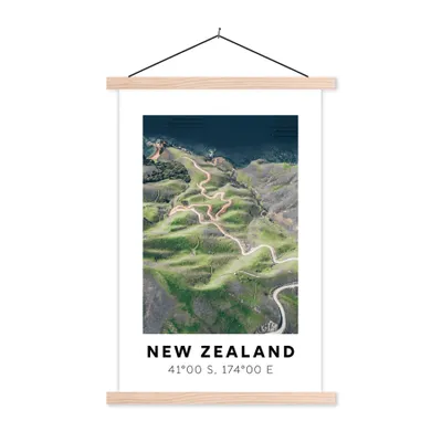Produktbild von MuchoWow® Textilposter Neuseeland - Strand - Berge - Grün 40x60 cm mit holzfarbenen Rahmen - Poster