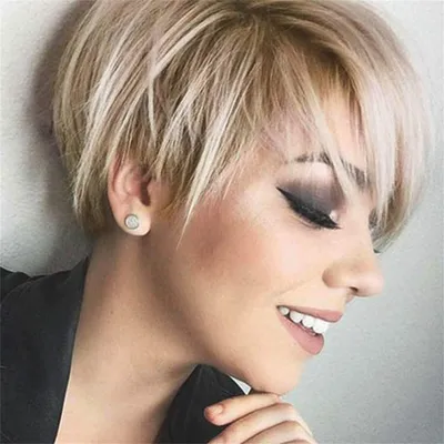 Produktbild von Kurze Perücke mit Pony – Braune Mischung mit blonden Strähnen – Hitzebeständiges Synthetikhaar