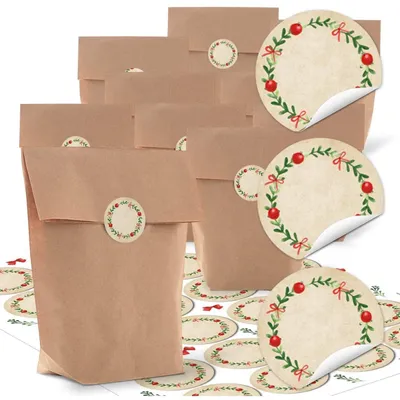 Produktbild von 24 kleine braune Papiertüten natur Kraftpapier 16,5 x 26 x 6,6 cm + 24 runde Aufkleber 4 cm FROHES FEST Kranz rot grün weihnachtliche Geschenk Verpackung zum Befüllen bioAufkleber "Kranz" zum Beschriften / 24 Stück