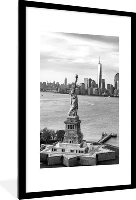Produktbild von Poster mit Rahmen - Freiheitsstatue mit der New Yorker Skyline - schwarz und weiß - 60x90 cm - Poster mit zchwarzem Bilderrahmen