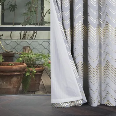 Imagen del producto de Cortinas negras 100% con detalles dorados, ideales para salón y dormitorio
