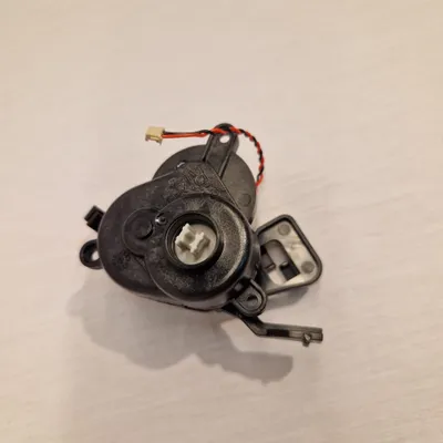 Zdjęcie produktu dla Silnik prawej szczotki bocznej do Roomba Combo R1 (R111840, R1118, R1138) – oryginalna część zamienna