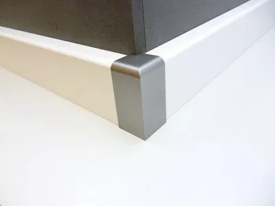 Produktbild von B.S. Bauprogramm Außenecke für Sockelleiste 50 x 18 mm silber