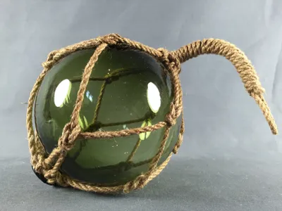 Produktbild von Deko Fischerkugel aus Glas grün 10 cm Tauwerk Netz