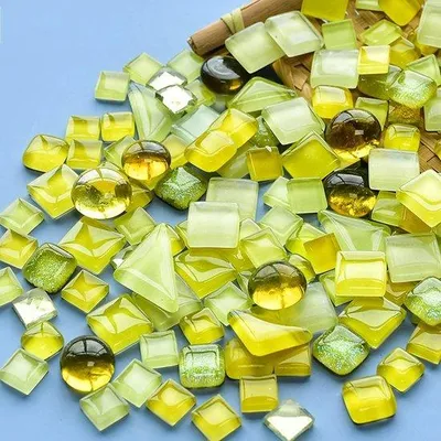 Imagen del producto de Unyqoos®: 200 g de mosaicos de cristal con brillo, tonos amarillos mixtos (colección amarilla), mini formas (triángulo, cuadrado, círculo, formas irregulares) – ideales para manualidades, decoración del hogar y del baño