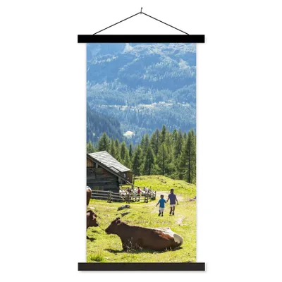 Produktbild von MuchoWow® Textilposter Bauernhaus in den Bergen von Österreich 90x180 cm mit schwarzem Rahmen - Dekoration Wohnzimmer