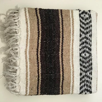 Obrázok produktu pre Ručne pletená deka v mexickom štýle, pruhovaná v hnedých farbách, rozmer 130 x 180 cm