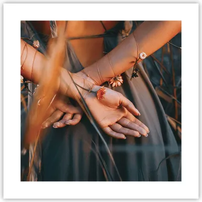 Produktbild von Poster - Poster ohne Rahmen - Frau Hände Wiese - 40x40 cm - Wand Bild - Wanddeko - Wandbilder - Kunstposter - Wandposter - Bilder - Kunstdruck - Wanddekoration - Wandbild - P2XAC40x40-5126