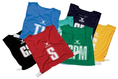 Imagen del producto de Camiseta polo Gilbert para netball, color rojo, con cierre de velcro, talla 8