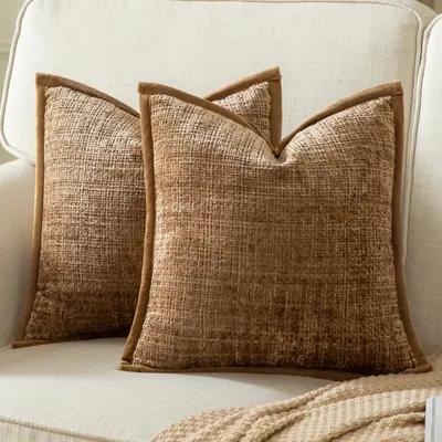 Produktbild von Set aus 2 hellbraunen Chenille-Kissenbezügen, 50x50 cm, mit Samtrückseite, für Sofa, Schlafzimmer oder Wohnzimmer.