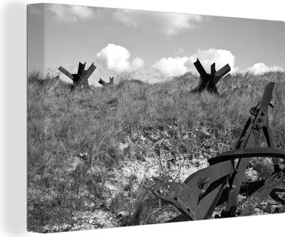 Produktbild von OneMillionCanvasses® - Leinwandbilder - 140x90 cm, Französische Dünen von Omaha Beach an den D-Day-Stränden in Europa - schwarz-weiß, Wandbilder Kunstdruck Wanddekoration