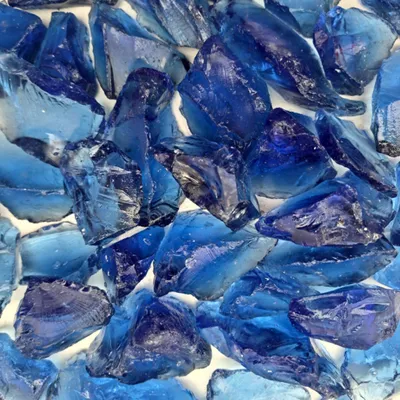 Blaue Glasbrocken dicht aneinander liegend im Detail