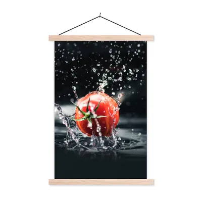 Produktbild von MuchoWow® Textilposter Tomate - Gemüse - Stilleben - Wasser - Rot 60x90 cm mit holzfarbenen Rahmen - Textil
