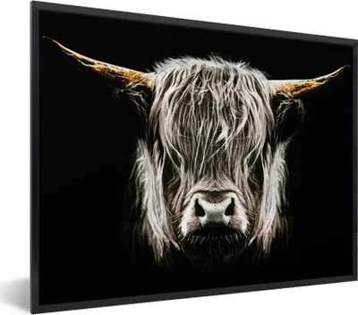 Produktbild von MuchoWow® Gerahmtes Poster Schottischer Highlander - Gold - Hörner - Schwarz und weiß - Kuh - Tiere 80x60 cm - Poster mit Schwarzem Bilderrahmen Wandposter Rahmen Foto Bilder - Schwarzem - Mit Gestell