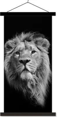 Produktbild von MuchoWow® Textilposter Asiatischer Löwe vor schwarzem Hintergrund in Schwarz und Weiß 40x80 cm mit schwarzem Rahmen - Wandemalerei