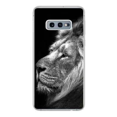 Produktbild von MuchoWow® Handyhülle Schutzhülle Hülle für Samsung Galaxy S10e Löwe vor schwarzem Hintergrund in schwarz und weiß Silikon Softcase Handy Hülle - Handy