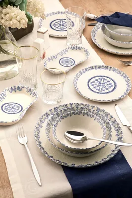 Produktbild von Hermia Concept, Hochwertiges 27-teiliges Dinner-Set aus 100% Porzellan, Blau und Weiß | 6 Servierplatten (25 cm), 6 Teller (18,5 cm), 6 Schalen (14 cm), 6 Dessertteller (19 cm) | Spülmaschinen- und mikrowellengeeignet.