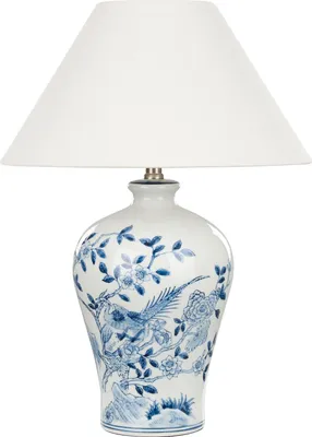 A white background studio shot of a table lamp.