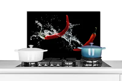 Produktbild von KitchenYeah®  Spritzschutz Küche - Küchenrückwand - Wandschutz für Herd und Spüle - Chilischote - Stilleben - Wasser - Schwarz - Rot 60x40 - Alu-Dibond (Alternative zum Spritzschutz aus Glas) - Hitzeb