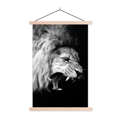 Produktbild von MuchoWow® Textilposter Löwe - Porträt - Schwarz - Weiß - Tiere 60x90 cm mit holzfarbenen Rahmen - Textil