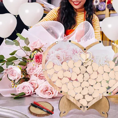 Produktbild von Hölzernes alternatives Gästebuch für die Hochzeit - Bilderrahmen mit 80 Holzherzen, Hochzeitsdekoration, 20 Herzballons und Aufbewahrungsbox - Geschenk mit 2 Markierstiften
