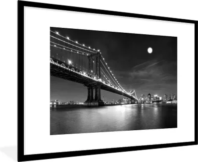 Produktbild von MuchoWow® MuchoWow® Gerahmtes Poster New York - Brücke - Manhattan - Schwarz - Weiß 90x60 cm - Poster mit zchwarzem Bilderrahmen - Wanddekoration - Fotos