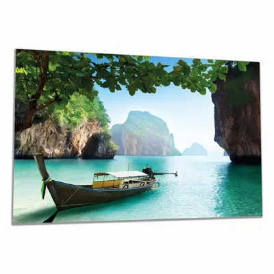 Produktbild von Wallario Herdabdeckplatte aus Glas, Größe 80 x 52 cm 1-teilig, Motiv Fischerboot in Thailand  blaues Meer und Steinfelsen