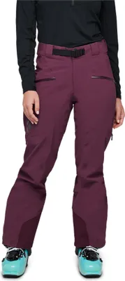 Damen Skihose Recon Stretch von Black Diamond in lila; kombiniert mit blauen Skischuhen.