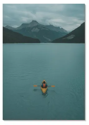 Produktbild von POSTER - 59x84 cm (A1) - Mana - Türkisfarbener See, Kajakfahrer, Berge, friedliche Harmonie -  Wandbild für Wohnzimmer Schlafzimmer & Flur, Modernes Poster Wanddeko, Ungerahmt