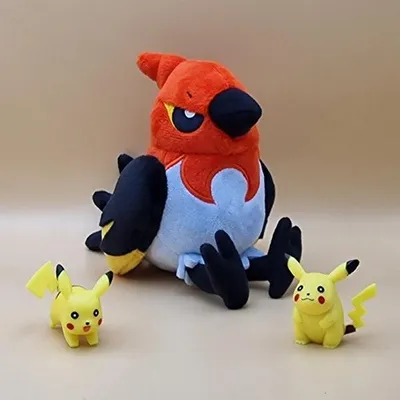 Produktbild von Pokemon Dartignis Kuscheltier - 18 cm Plüschtier Fletchinder