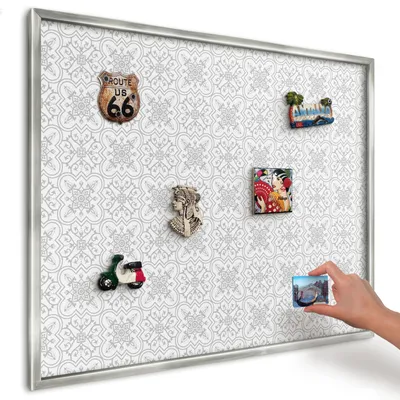Produktbild von Magnettafel 80x60 cm in einem silbernen Rahmen - Magnetische Metalltafel, Magnetpinnwand zur Wandmontage für Wohnzimmer, Küche, Flur, Kinderzimmer und Büro - Geometrische Symmetrie